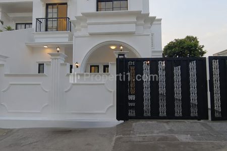 Dijual Rumah Mewah Desain Classic Modern di Kembangan Jakarta Barat