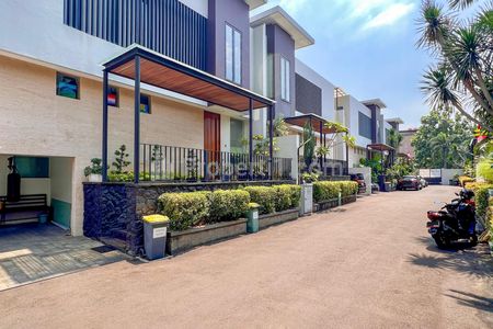 DIJUAL RUMAH DESIGN MODERN TROPIS DALAM TOWNHOUSE DI CIPETE, JAKARTA SELATAN