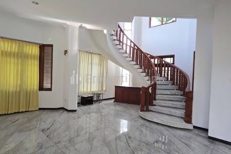 Dijual Rumah Taman Hunian Satelit Dekat Lapangan Tennis, Cluster Elit di Surabaya