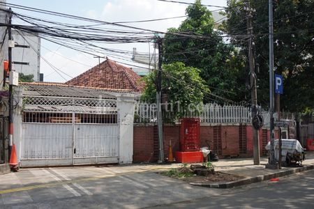 DIJUAL RUMAH TUA TERAWAT POSISI HOOK COCOK UNTUK KOMERSIAL PINGGIR JALAN BESAR DI MENTENG, JAKARTA PUSAT