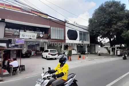 Disewakan Ruko Pinggir Jalan Raya Baru Renovasi di Centra Kemang Utara, Jakarta Selatan