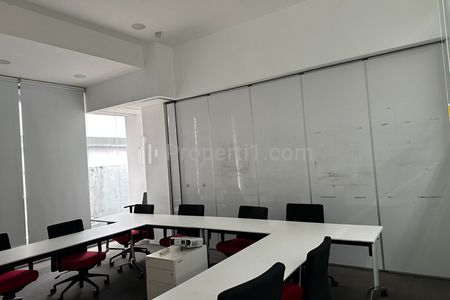 Sewa Mini Building Bekas Showroom Luas 2100m2 Bangunan 992m2, Dua Lantai di TB Simatupang, Dekat Citos, Cilandak, Jakarta Selatan