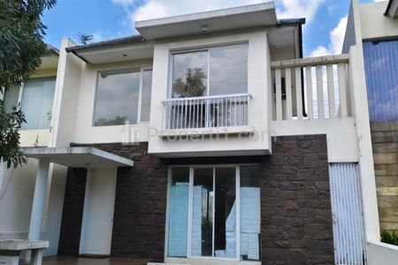 Dijual Rumah 216 m2 di Royal Residence Harewood, Wiyung, Surabaya - Halaman Depan Plus Belakang Luas, Bonus 3 Unit AC, Surat SHM