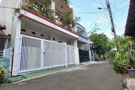 Dijual Cepat Rumah Bagus Ada Rooftop di Komplek Abadi Jakarta Timur