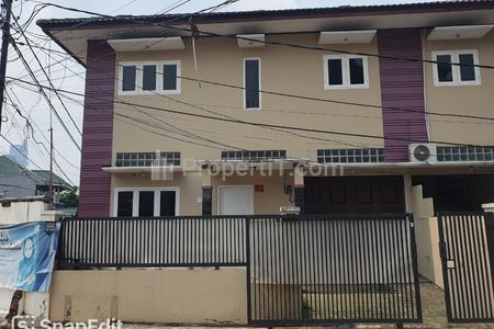 Sewa Rumah Nego Siap Huni 5+1 BR Unfurnish Huk, Carport 3 Mobil di Bendungan Hilir, Dekat Sudirman, Tanah Abang, Jakarta Pusat