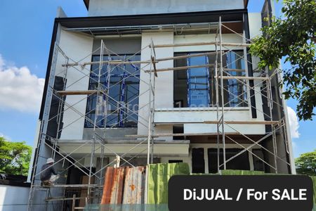 4 Milyaran Jual Rumah Baru Woodland Citraland Surabaya - New Modern 2 Lantai - Spesial 4 Master Bedroom Lengkap Kamar Mandi Dalam Semua - Strategis