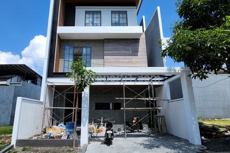 4 Milyaran Dijual Rumah Woodland Citraland Surabaya New Modern 3 Lantai - Premium Sanitary Kohler Bonus Unit AC - Spesial Lebar Depan 9 Meter