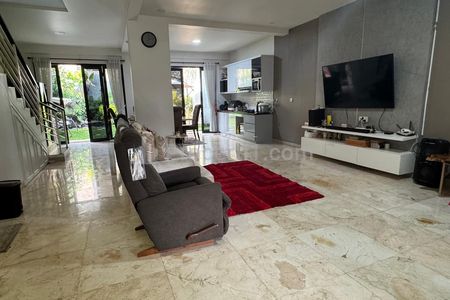 Dijual Cepat Rumah Siap Huni SHM LT 323 m² 4KT di Petukangan Utara, Jakarta Selatan
