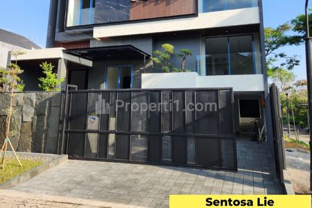 9 Milyaran Dijual Rumah Baru Bukit Golf Internasional Citraland Surabaya New Modern Split Level 2,5 Lantai - Garasi Carport 4 Mobil - Surat SHM