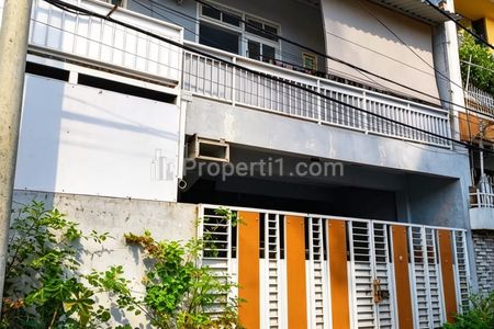 Dijual Murah Rumah 2 Lantai Dekat Kampus UPN di Gunung Anyar Surabaya